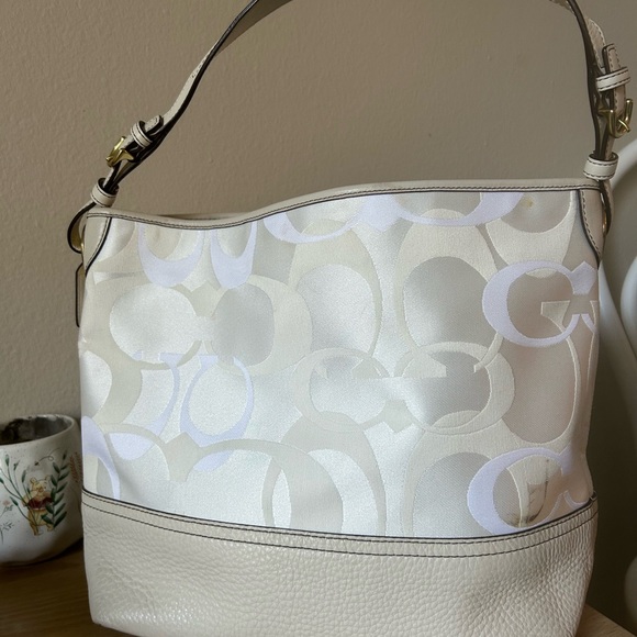 Coach Cream Structured Shoulder Bag with Timeless Design - Picture 3 of 9